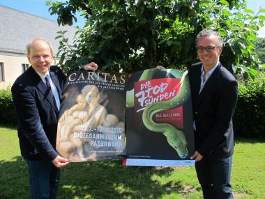 Partner: ¿Die 7 Todsünden¿ verbünden sich mit einer göttlichen Tugend. Die Museumsdirektoren Dr. Ingo Grabowsky, LWL-Landesmuseum für Klosterkultur (r.), und Prof. Dr. Christoph Stiegemann, Diözesanmuseum Paderborn, präsentieren die Ticket-Kooperation ihrer beiden Großprojekte. <br>Foto: LWL/Tillmann