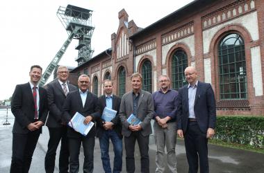 Die Pflegedirektoren der sechs forensischen LWL-Kliniken (v.l.) Stefan Schuchardt (Rheine und Haldem), Bernd Sternberg (Lippstadt), Ulrich Liebner(Dortmund), Axel Bergstermann (Herne) und Jörg Dondalski (Marsberg) mit Tagungskoordinator Harald Kolbe, LWL-Akademie für Forensische Psychiatrie, und LWL-Maßregelvollzugsdezernent Tilmann Hollweg am Tagungsort Zeche Zollern.<br>Foto: LWL/Cord