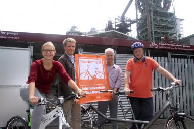 Freuen sich über die neue ¿RevierRad¿-Station: Astrid Blum vom LWL-Industriemuseum (v.l.), Benjamin Triestram (Revierad), sowie die beiden LWL-Museumsleiter Michael Peters (Zeche Nachtigall in Witten) und Robert Laube (Henrichshütte Hattingen). <br>Foto: LWL