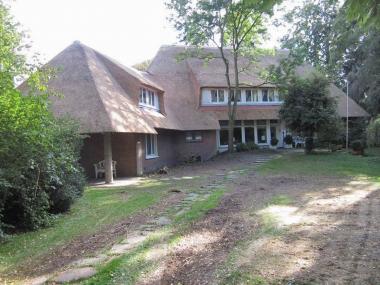 Der LWL hat das Reetdachhaus in Ahlen als Denkmal des Monats ausgezeichnet, das Foto zeigt das Haus nach der Sanierung des Reetdaches.<br>Foto: Stadt Ahlen/Wittkemper