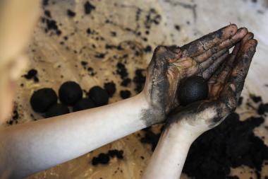Beim Herstellen von Saatgutkugeln darf nach Herzenslust in der Erde gewühlt werden.<br>Foto: LWL/Klein