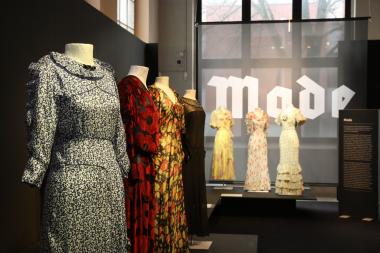 Femininer Schnitt und raffiniert garniert: Einige von über 100 originalen Kleidungsstücken aus den 1930er und 1940er Jahren.<br>Foto: LWL/Betz 