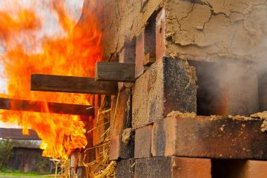 Im Feldbrandofen werden diese Woche 3.000 Ziegel gebrannt.<br>Foto: LWL/Tegeler