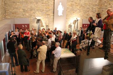 Die Führungen im Museum in der Kaiserpfalz finden regen Andrang. <br>Foto: LWL/Pluschke