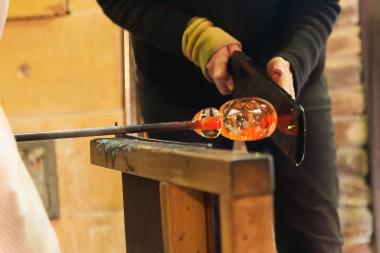 Glasmachen ¿ eine heiße Erfahrung.<br>Foto: LWL/Tegelerr