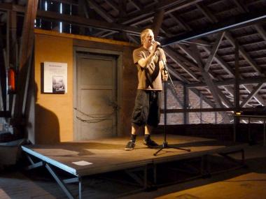 Licht aus, Spot an: Marc-Oliver Schuster auf der Bühne im Ziegeleimuseum.<br>Foto: LWL/Zimmermann