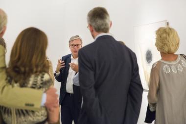 Der Museumsdirektor Dr. Hermann Arnhold erläutert die Werke der aktuellen Sonderausstellung ¿Otto Piene. Licht¿.<br>Foto: LWL/Neander