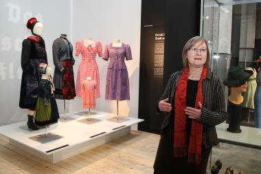 Christiane Syré vom LVR-Industriemuseum beim Rundgang durch die Ausstellung "Glanz und Grauen".<br>Foto: LWL/Betz