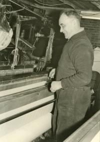 Josef Möldermann in seiner Weberei Anfang der 1950er Jahre.<br>Foto: Privat