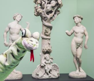 Mit selbstgebastelten Handpuppen spielen die Teilnehmer Grüffelos Abenteuer nach.<br>Foto: LWL/Hanna Neander