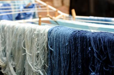 ¿Blau, blau, blau sind alle meine Farben¿: in der Textilwerkstatt im LWL-Freilichtmuseum Detmold wird von Freitag bis Sonntag gefärbt.<br>Foto: LWL/Sánchez