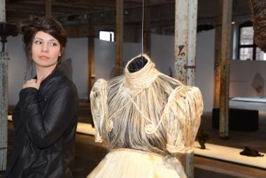Louise Walleneit mit Blick auf ihre Installation ¿In Abwesenheit¿.<br>Foto: LWL/Hudemann
