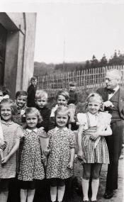 Die Zwillingsschwestern Erika und Susanne Pohl aus Elkeringhausen bei Winterberg teilten sich 1947 eine Schultüte.<br>Foto: VoKo-Archiv BU 