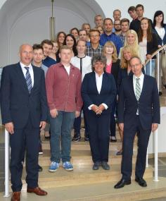 LWL-Direktor Matthias Löb (r.) und der LWL-Personaldezernent und Erste Landesrat Dr. Georg Lunemann (l.) begrüßten in Münster die 22 neuen Auszubildenden des LWL. <br>Foto: LWL