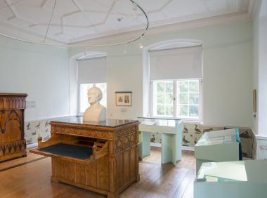 Der Schreibtisch und die Stein-Büste sind beim Abschiedsfest auf Schloss Cappenberg für eineinhalb Jahre letztmalig zu sehen. <br>Foto: LWL/Neander