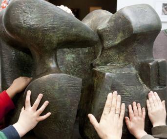 Einige Kunstwerke lassen sich bei der Führung für Menschen mit Sehbehinderung im LWL-Museum für Kunst und Kultur auch ertasten.<br>Foto: LWL