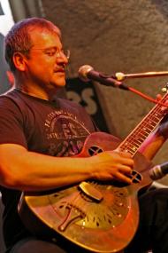 Wolfgang Kalb spielt sein Programm ¿Fingerpicking & Bottleneck Blues Guitar¿ im Schiffshebewerk Henrichenburg.<br>Foto: PR