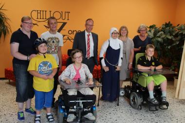 LWL-Direktor Matthias Löb (M.) zusammen mit (hintere Reihe, v.l.) Rita Pieperhof (Ergotherapeutin), Merlin Ritter (Schülersprecher), Khadiyya Saoau Hidou (Klasse 10), Annette Traud (LWL-Schulen und Jugendhilfeeinrichtungen) und Mechthild Miketta (Schulleiterin) sowie (vordere Reihe, v.l.) Tom Ginzel (Klasse 3), Verena Jost (Klasse 7) und Ricardo Weskott (Klasse 6).<br>Foto: LWL