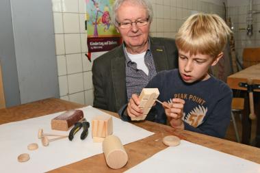 Bastelvergnügen für Enkel und Opa in der Kinderwerkstatt.<br>Foto: LWL/Marx