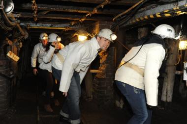 Besucher können sich an einigen Stellen nur gebückt durch die Stollen des Besucherbergwerks bewegen.<br>Foto: LWL/Appelhans.