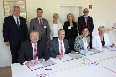 Frank Beckehoff (v.l.), Matthias Löb, Birgit Westers und Susanne Blasberg-Bense haben die Vereinbarung zur Einrichtung eines "Beratungshauses Inklusion" im Kreis Olpe unterzeichnet. Mit dabei waren Meinolf Zeppenfeld, Michael Gruß, Doris Löpmeier, Sandra Kontaxakis und Ulrich Gelsing.<br>Foto: Kreis Olpe<br><b><i>Ausführliche Bildunterzeile am Ende des Pressetextes.</b></i>
