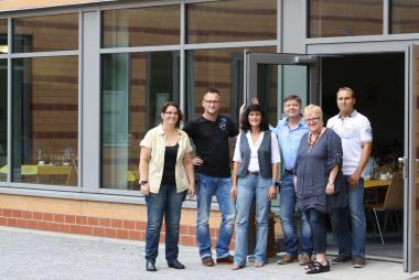 Sie begrüßten die Angehörigen in der Wilfried-Rasch-Klinik: Die Ärztliche Direktorin Ute Franz (Mitte) mit den beiden Organisatorinnen des Angehörigentages Tanja Hager (l.) und Claudia Höfermann sowie Vertretern der Pflegedienstleitung (v.l.) Marco Schober, Robert Iber und Sören Reinke.<br>Foto: LWL/Schulte-Fischedick 