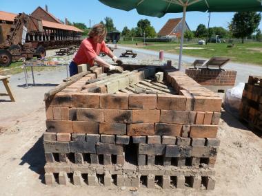 Im LWL-Ziegeleimuseum ist Christian Stiesch für den Aufbau des Feldbrandofens zuständig.<br>Foto: LWL