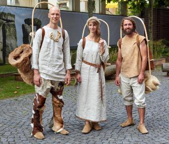 Die experimentelle Wandergruppe auf einen Blick (v.l.): Lukas Heinen: Sportwissenschaftler und Pädagoge, Naturmensch; Marco Hocke: Archäologe, Natur- und Landschaftsführer; Veronika Hocke: Biologin, Fotografin.<br>Foto: LWL