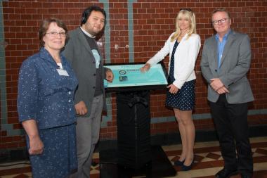 Dr. Dagmar Kift, Projektleiterin im LWL-Industriemuseum, Konrad Gutkowski, der über 100 Töne gesammelt hat, LWL-Kulturdezernentin Dr. Barbara Rüschoff-Thale und Torsten Nilsson, Initiator und Projektleiter vom Arbetetsmuseum Schweden, testen das Sound-Ratespiel. <br>Foto: LWL/Hudemann