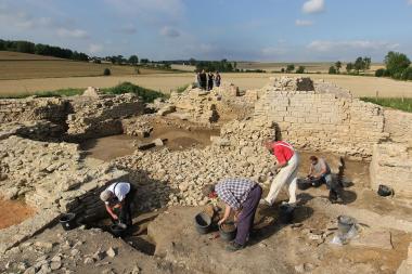 Archäologen des LWL während der aktuellen Grabungssaison bei der Untersuchung des Bergfrieds.<br>Foto: LWL