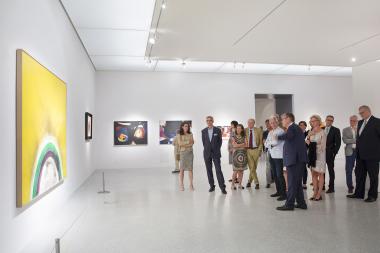 Der Museumsdirektor Dr. Hermann Arnhold bietet einen besonderen Einblick auf die ausgestellten Werke sowie den Künstler Otto Piene.<br>Foto: LWL/Neander