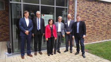 v.l.: Prof. Alexander Markowetz, Institut für Informatik der Universität Bonn, LWL-Krankenhausdezernent Prof. Dr. Meinolf Noeker, Bundesdrogenbeauftragte Marlene Mortler, Klinikdirektor Prof. Stephan Herpertz, Leiter der Medienambulanz Dr. Bert te Wildt, und Prof. Christian Montag, Institut für Psychologie und Pädagogik der Universität Ulm.<br>Foto: Andreas Deffner/Bundesministerium für Gesundheit