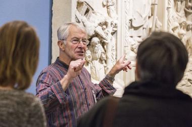 Martin Heuser erklärt die Kunstwerke der Sammlung in deutscher Gebärdensprache.<br>Foto: LWL/Neander