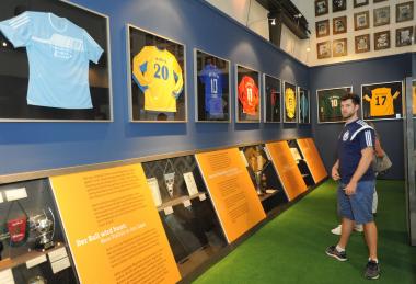 Blick in die Ausstellung ¿Von Kuzorra bis Özil¿.<br>Foto: LWL/Appelhans
