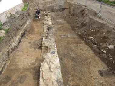 Grundmauer eines Wohnhauses aus dem 13./14. Jahrhundert. Rechts der Mauer ist die im 14. Jahrhundert aufgeschüttete Lehmschicht zu sehen.<br>Foto: Foto: LWL/Spiong