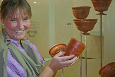 Paulla Petronia ist Expertin für römische Töpferware.<br>Foto: LWL