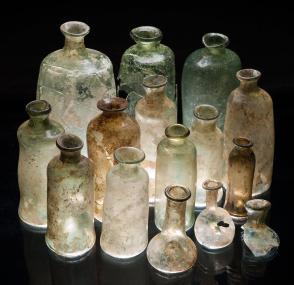 Diese kleinen Apothekerfläschchen stammen aus der Verfüllung eines barocken Kellerschachtes.<br>Foto: LWL/Brentführer