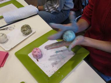 Handgemachte Seifen werden Freitag in der ¿Naturwerkstatt Nachtigall¿ hergestellt.<br>Foto: LWL/Ehses