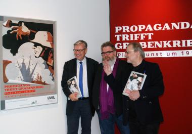 Stellten die Ausstellung "Propaganda trifft Grabenkrieg" im LWL-Museum vor: Direktor Dr. Hermann Arnhold, Reinhard Feldmann, Dezernent an der Universitäts- und Landesbibliothek Münster, und Kurator Dr. Jürgen Krause.<br>Foto: LWL/Kempa