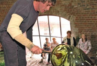 Besucher erleben die Arbeit der Glasmacher hautnah mit.<br>Foto: LWL