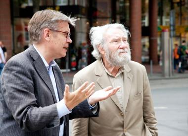 Der Museumsdirektor Dr. Hermann Arnhold bietet einen besonderen Einblick auf die ausgestellten Werke sowie den Künstler Otto Piene. <br>Foto: LWL/Hanna Neander