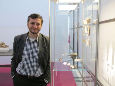 Der islamische Theologe Hüseyin Inam begleitet die Führung durch die Sonderausstellung ¿AberGlaube¿.<br>Foto: LWL/Stephan