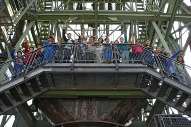 Der Rundgang über die Henrichshütte Hattingen führte die 5d des Dreikönigs-Gymnasiums aus Köln auch auf den Hochofen.<br>Foto: LWL/Hudemann
