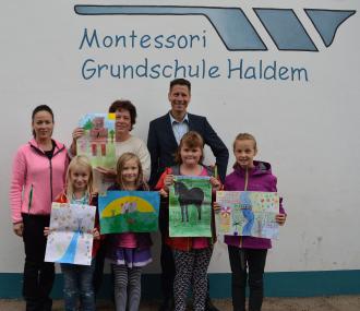 Die Sieger (v.l.u) Maya Kozany, Miriam Köster (Schwester von Nele), Elsa-Sophie Westerkamp und Lilli Schneider mit Stefan Schuchardt, dem Pflegedirektor der LWL-Maßregelvollzugsklinik Schloss Haldem, Schulleiterin Martina Weiffen-Flore und Erzieherin Vera Ruppel. <br>Foto: LWL/Schwettmann 