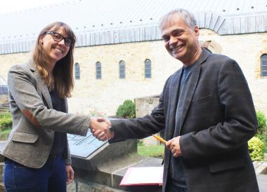 Dr. Martin Kroker (Museumsleiter Museum in der Kaiserpfalz) und Sonja Meßling (Kulturscouts OWL) unterzeichnen den Kooperationsvertrag.<br>Foto: LWL/Zimmermann