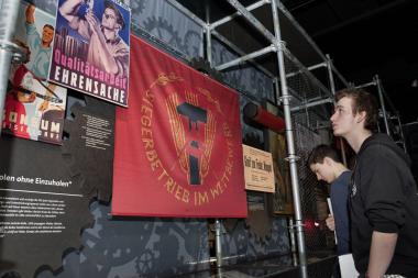 Jugendliche Besucher in der Ausstellung ¿Durch Nacht zum Licht?¿.<br>Foto:  LWL