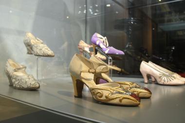 Zum eleganten Abendensemble durften luxuriöse Schuhe nicht fehlen.<br>Foto: LWL/Betz 