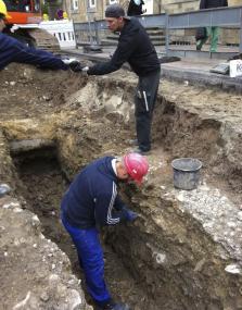 Das Team der LWL-Archäologen bei den archäologischen Arbeiten auf dem Domplatz.<br>Foto: LWL