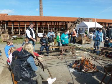 Das Stockbrot wird über dem offenen Lagerfeuer geröstet.<br>Foto: LWL 