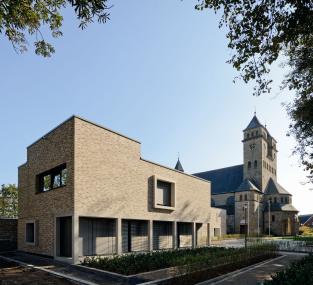 Die neuen Dienstwohnungen mit Pfarrverwaltung an der Herz- Jesu-Kirche in Emsdetten.<br>Foto: Jutta Kennepohl